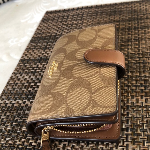 coach wallet, semi new. 🆕🆕🆕🆕🆕🆕 - Picture 4 of 16